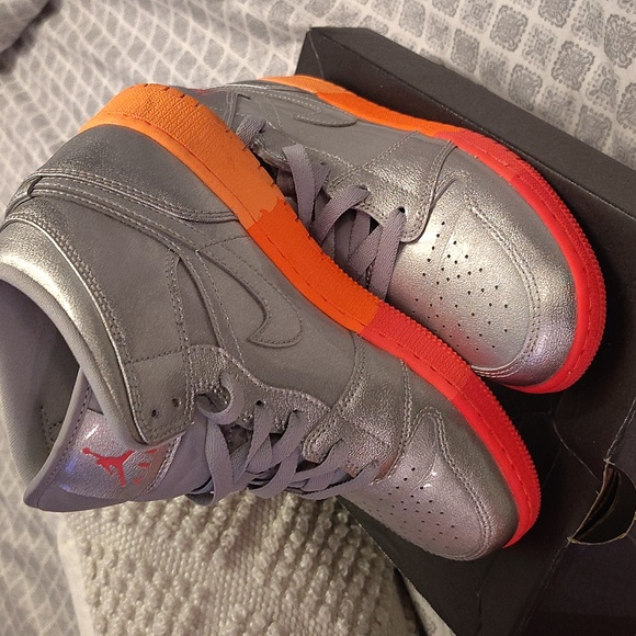 Gentle used Air Jordan 1 mid (gs) - Picture 6 of 12